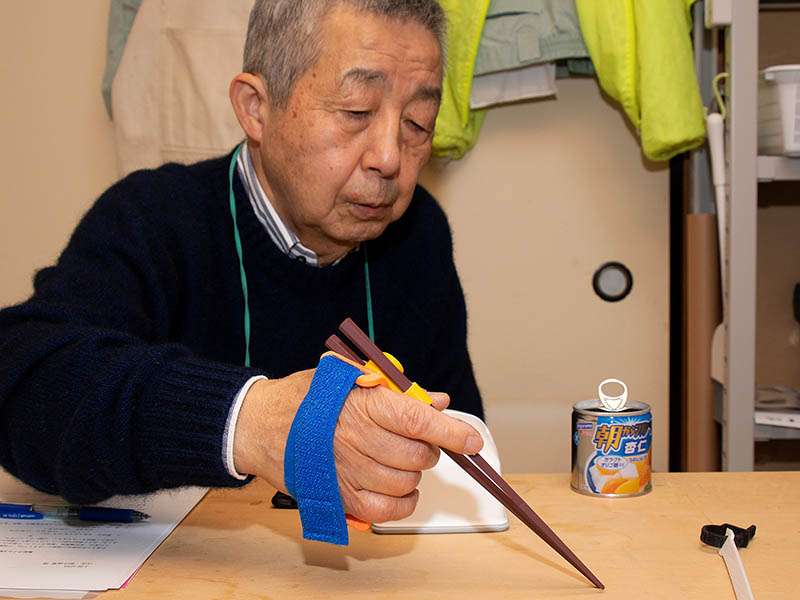 人指し指だけで動かせる箸 人指し指だけで動かせる箸