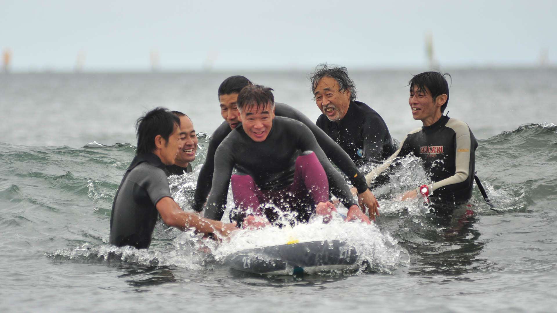 サポートする人もされる人も、みんな一緒に楽しむサーフィン