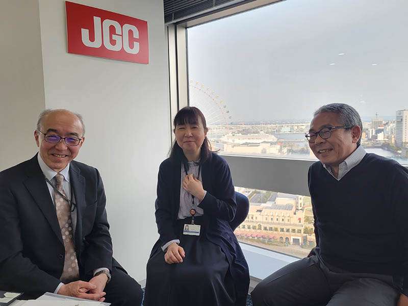 (左から)お話を聞いた常務理事・事務局長の佐藤恭平さん、スタッフの下山智子さん、日揮コーポレートソリューションズ株式会社 執行役員(本財団 理事)の山下豊さん (左から)お話を聞いた常務理事・事務局長の佐藤恭平さん、スタッフの下山智子さん、日揮コーポレートソリューションズ株式会社 執行役員(本財団 理事)の山下豊さん