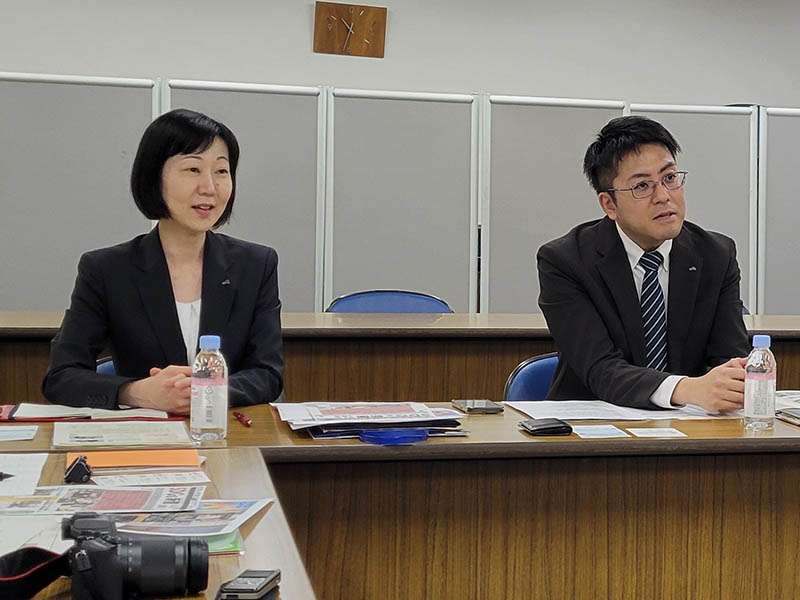 課長の田島さん（右）、新井さん（左）