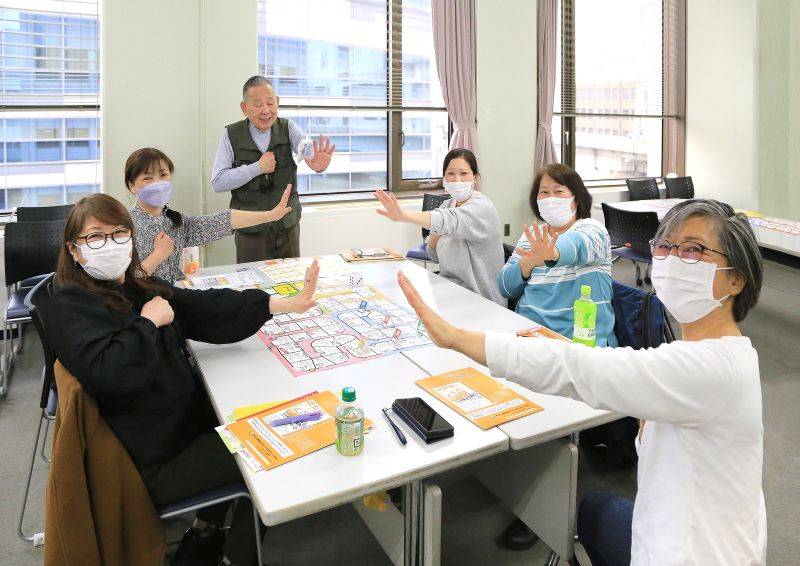認知症になった人の変化や、みんなで気軽にできる体操などが、ひらがなとカタカナで書かれている 認知症になった人の変化や、みんなで気軽にできる体操などが、ひらがなとカタカナで書かれている