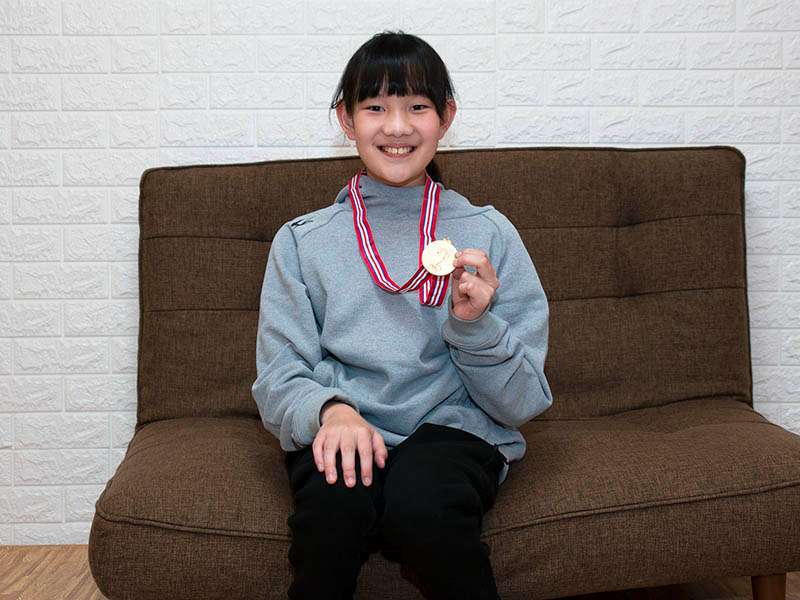 金メダルを掛けた希心さん 金メダルを掛けた希心さん