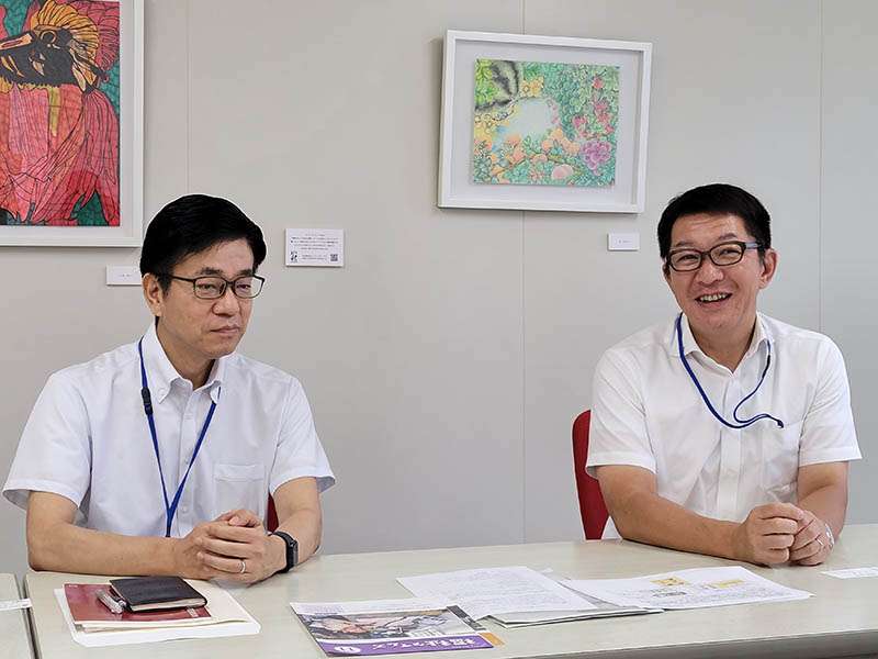 右から代表の市川さんと常務の片岡さん。会社には市内の障害福祉事業所で描かれたアート作品が飾られている 右から代表の市川さんと常務の片岡さん。会社には市内の障害福祉事業所で描かれたアート作品が飾られている