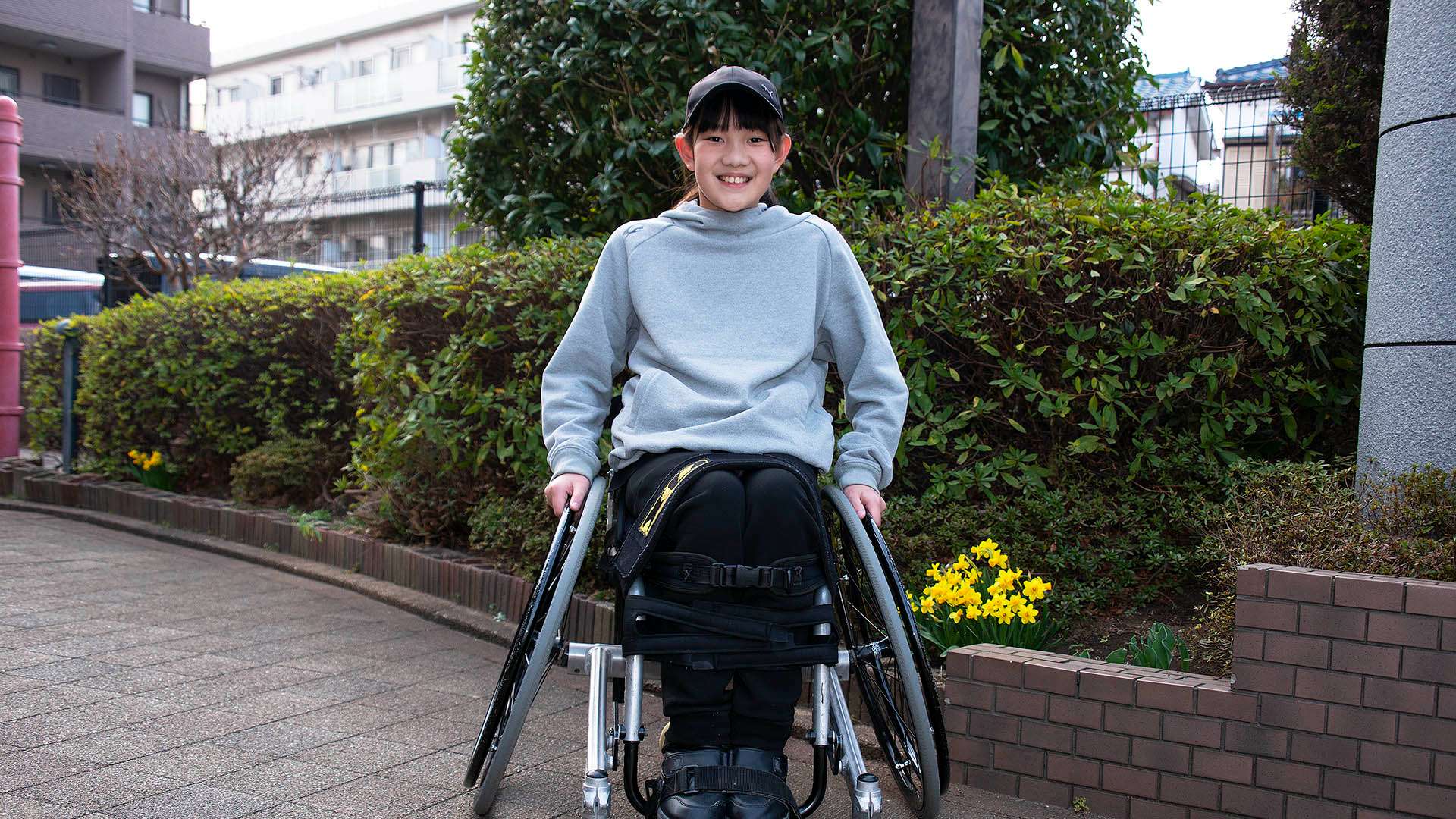 車いすで風を切る