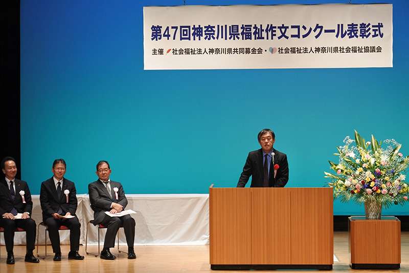 講評をする花岡審査委員長