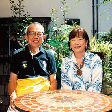 ケアラーズカフェ　モンステラの山田由美子さんとご主人の豊徳さん（福祉タイムズ2024年10月号）