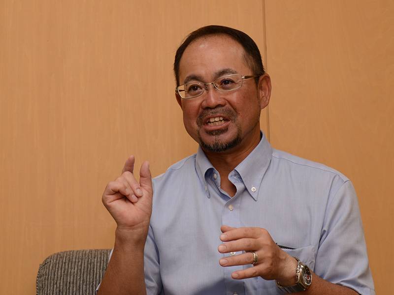 外国籍職員を思い、笑顔で話す増尾さん