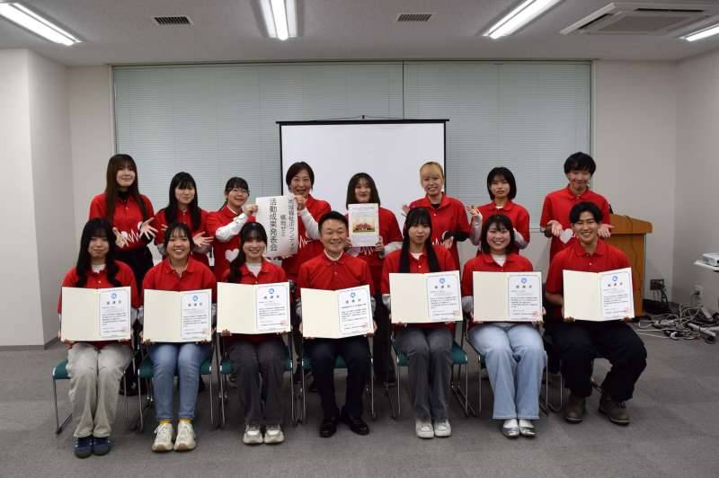 感謝状進呈後、横地先生と発表会に参加した学生全員で記念写真!