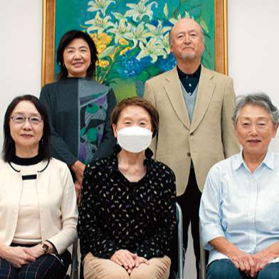 横浜市中区の第四地区南部社協会長の水上涼子さん（前列中央）と役員のみなさん（福祉タイムズ2024年12月号）