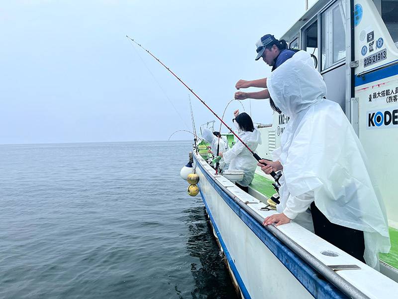 施設の中高生12人と行った船釣りでは、鯛を釣り上げた高校生もいた