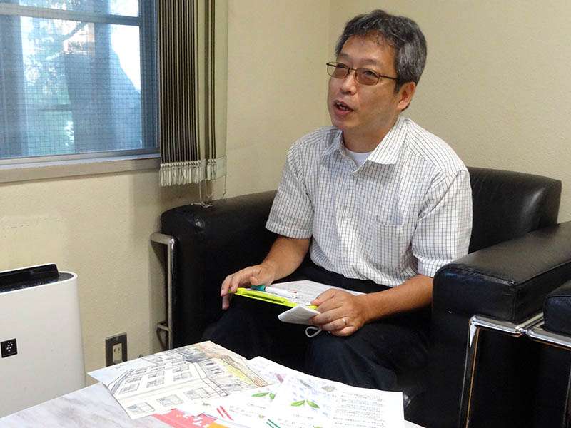 施設長の中村さん。保護司でもあり、地域への橋渡し役として、地区保護司会のＨＰを担当し、更生保護の理解啓発にも尽力している