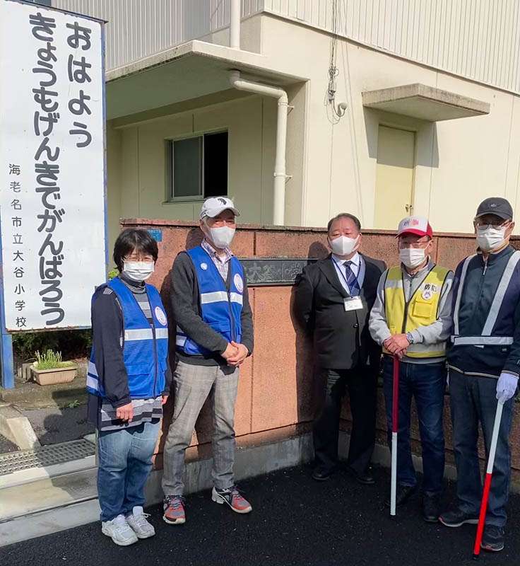 地域の方や校長先生と共に登校の様子を見守っています
