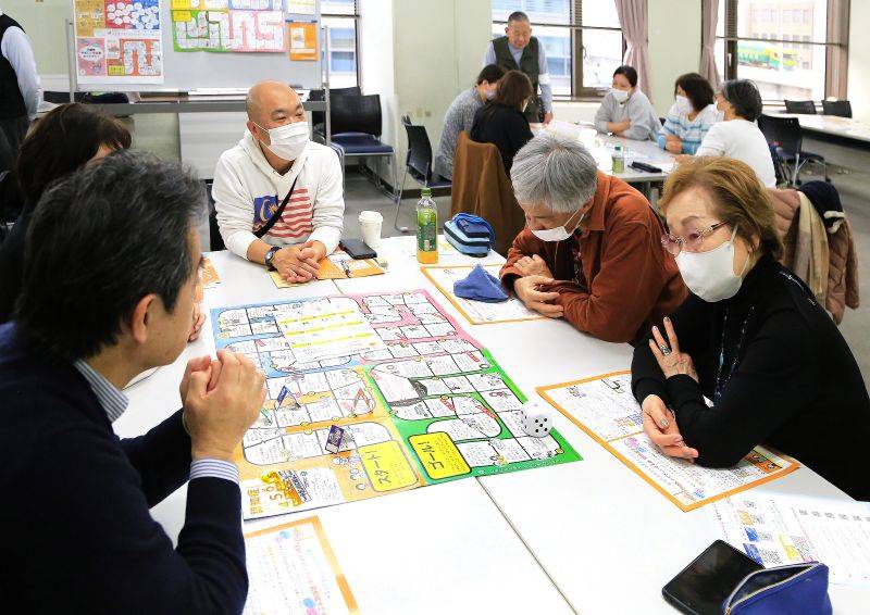 コマには参加者同士で話し合う場面もある。それぞれの経験や地域の社会資源などについて、自然に情報交換ができる コマには参加者同士で話し合う場面もある。それぞれの経験や地域の社会資源などについて、自然に情報交換ができる