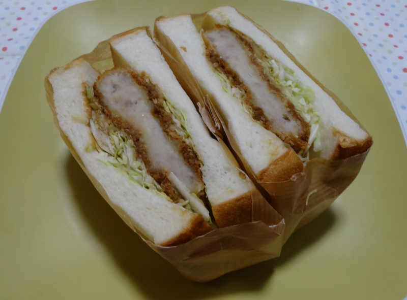 コロッケサンドは、コロッケも食パンも大ボリューム。満腹になります☆