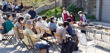 令和5年3月に公園で開催した移動サロンでは、“役に立つ災害時の備え”をテーマにビニール袋を利用した湯せんクッキングを実施 令和5年3月に公園で開催した移動サロンでは、“役に立つ災害時の備え”をテーマにビニール袋を利用した湯せんクッキングを実施