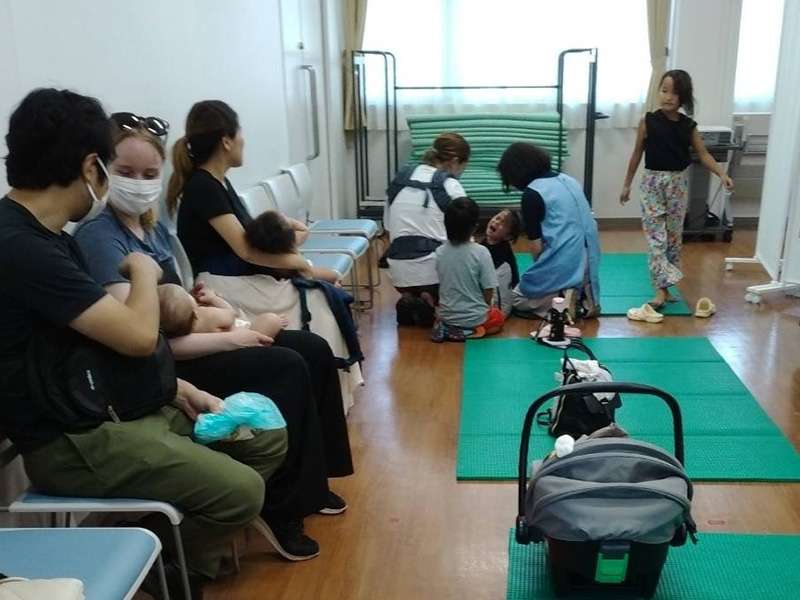4から5か月児健診は、市内の主任児童委員全員が関わっています 4から5か月児健診は、市内の主任児童委員全員が関わっています