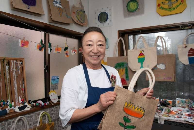 個性豊かな作品に囲まれる代表の杉野さん 個性豊かな作品に囲まれる代表の杉野さん