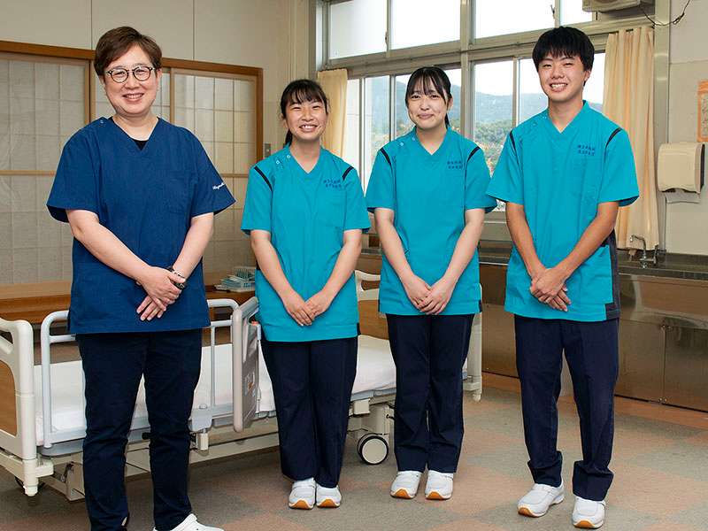 左から林先生、金子さん、浅田さん、長谷川さん 左から林先生、金子さん、浅田さん、長谷川さん