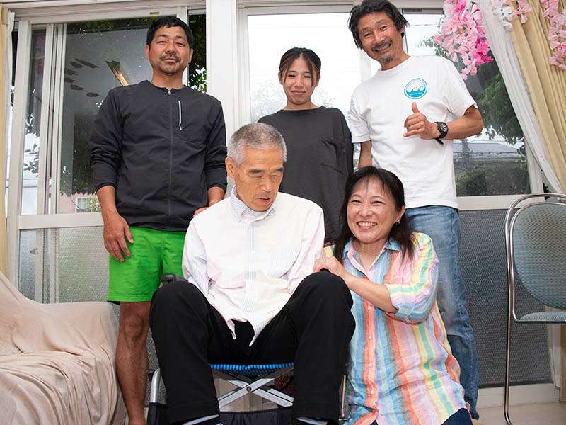 後列左から、嘉山さん、熊谷さん、柴田さん、前列左から川名賢次さん、裕美さん(撮影:菊地信夫) 後列左から、嘉山さん、熊谷さん、柴田さん、前列左から川名賢次さん、裕美さん(撮影:菊地信夫)