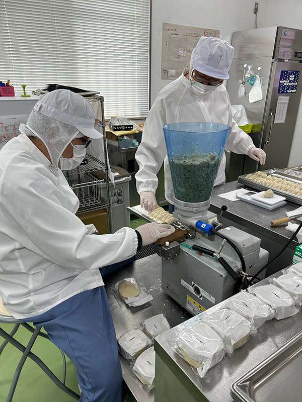 真剣に餃子を作る利用者の皆さん 真剣に餃子を作る利用者の皆さん