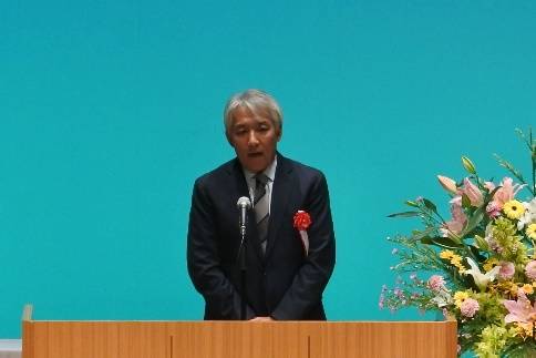 講評をする福原審査委員長 講評をする福原審査委員長