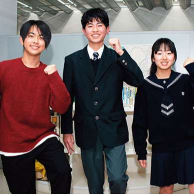 逗子市・葉山町の中高生ボランティアグループ「3.11つなぐっぺし」の（左から）齊藤雅流（がる）さん、仲井間湊太（そうた）さん、市川志生（しお）さん