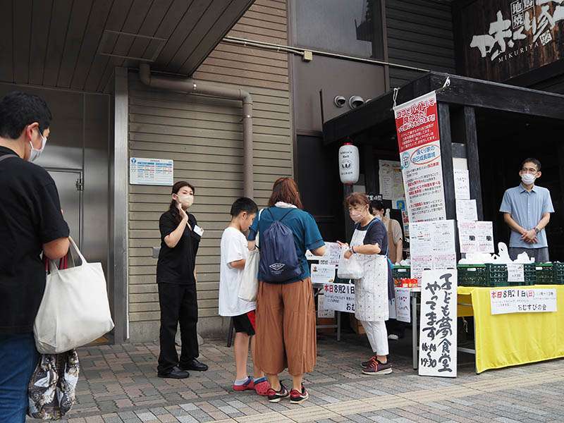 毎月第3日曜日に店頭で行われる「おむすびの会」 毎月第3日曜日に店頭で行われる「おむすびの会」