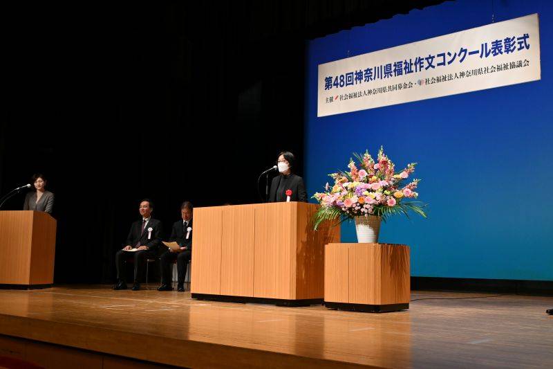 子どもたちの声に寄り添い、講評を行う小野審査委員長