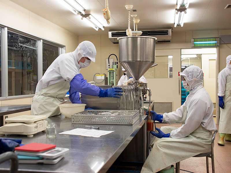 トマトジュースは一本ずつ手作業で作られる トマトジュースは一本ずつ手作業で作られる