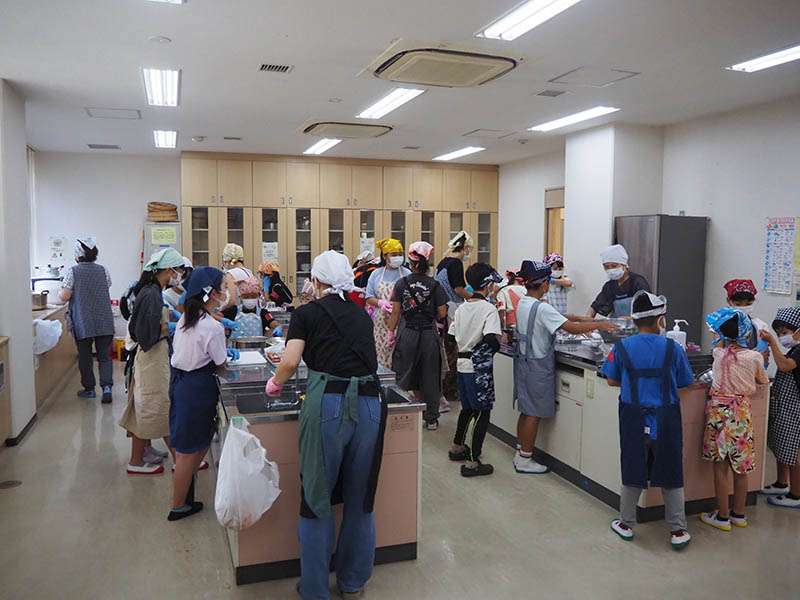 子どもと大人が一緒にワイワイしながらカレーを作りました 子どもと大人が一緒にワイワイしながらカレーを作りました