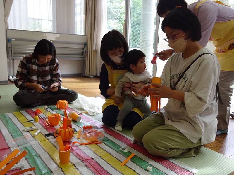 ママと一緒にハロウィン工作をしました