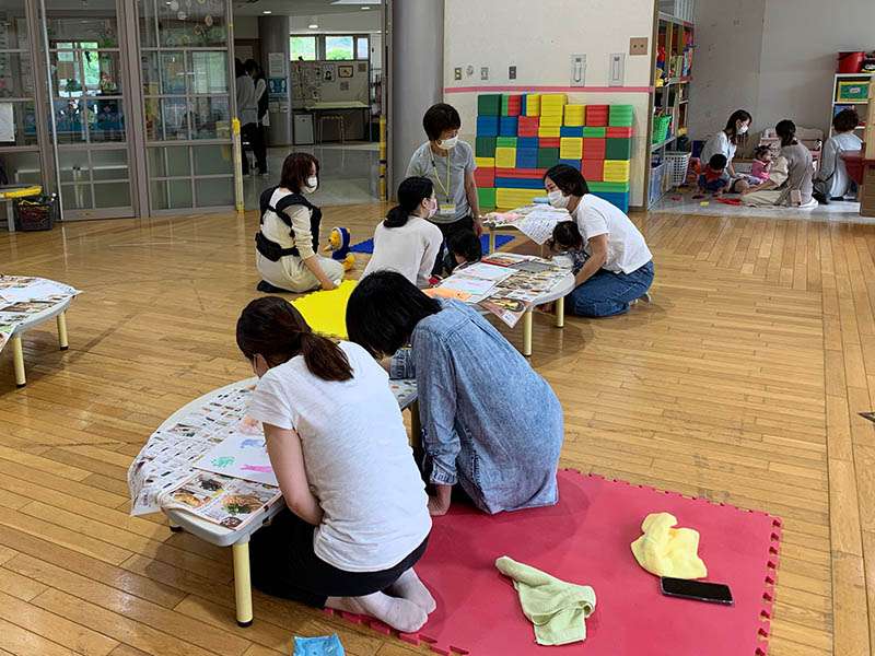 子育てサロン『ひよこ』では「日常に遊びを」をコンセプトに、お家にあるもので親子遊びのヒントを紹介しています。この日は手形足形をとってペンやシールでアート作品を作りました