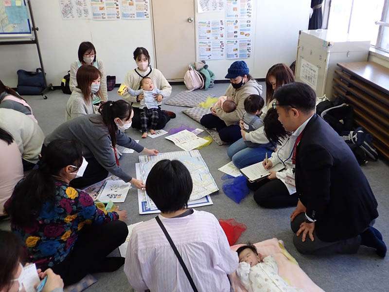 交流会では、区役所の方からアドバイスを受けながら様々なことを話し合いました 交流会では、区役所の方からアドバイスを受けながら様々なことを話し合いました
