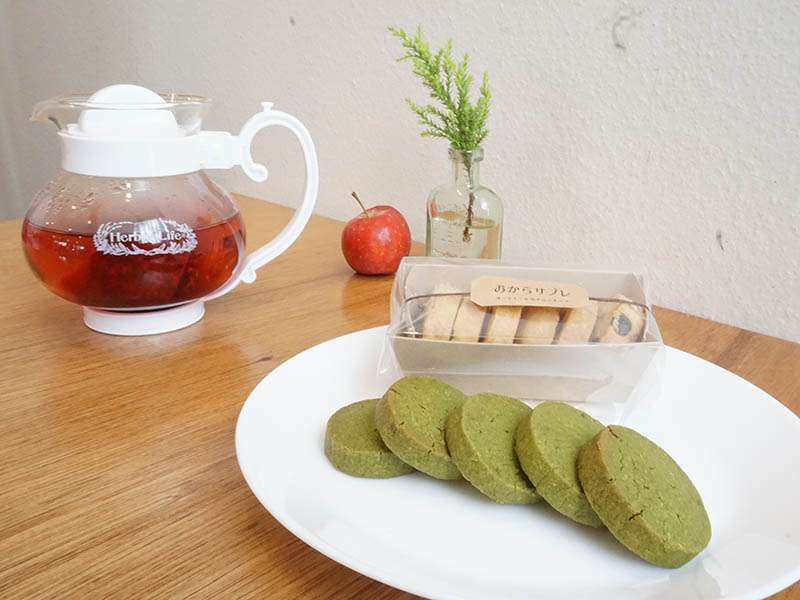 カフェで販売しているおからサブレとドリンクのセット カフェで販売しているおからサブレとドリンクのセット