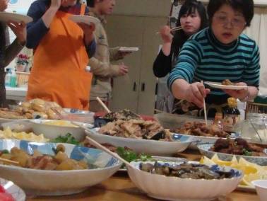 互いの郷土料理をみんなで味わう 互いの郷土料理をみんなで味わう