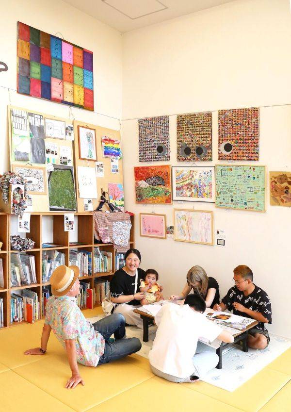 作品や作家カードを見たり、絵を描いたりしながら、さまざまな人がフラットにつながれる場になっている 作品や作家カードを見たり、絵を描いたりしながら、さまざまな人がフラットにつながれる場になっている